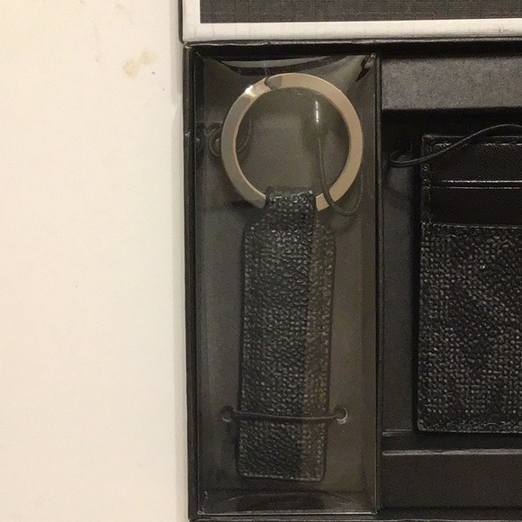 Michael Kors Signature Leather Card Holder and Key Ring Gift Set - Picture 4 of 5